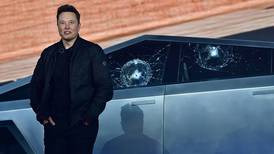 Elon Musk se sube a una Cybertruck y delata sin querer que siguen los retrasos con la producción