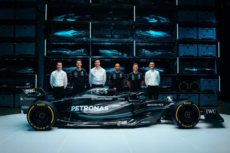 El jefe de equipo de Mercedes-AMG F1, Toto Wolff, los pilotos Lewis Hamilton y George Russell, y el piloto reserva, Mick Schumacher.