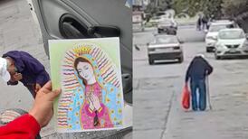 Abuelito sale a vender dibujos de la Virgen para poder comprarle leche a sus nietos