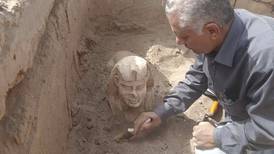 ¡Increíble descubrimiento de estatua y santuario milenarios al sur de Egipto!