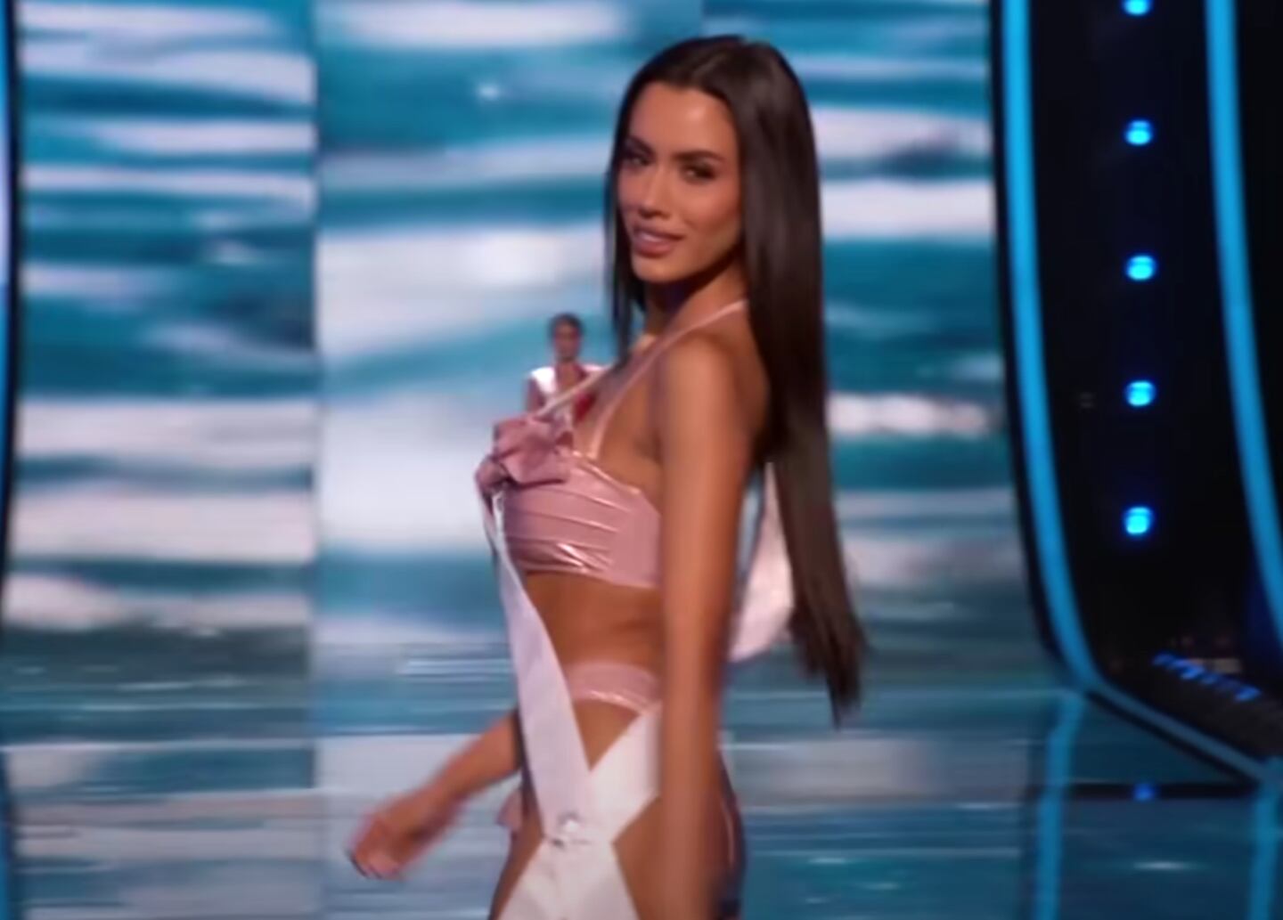Camila Escribens en el desfile de ropa de baño en el Miss Universo 2023.