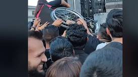 Viral: Fans cargan a joven en silla de ruedas durante concierto de Rammstein