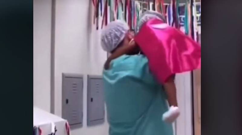 Un cirujano es viral por disfrazar a los niños para ir a cirugía