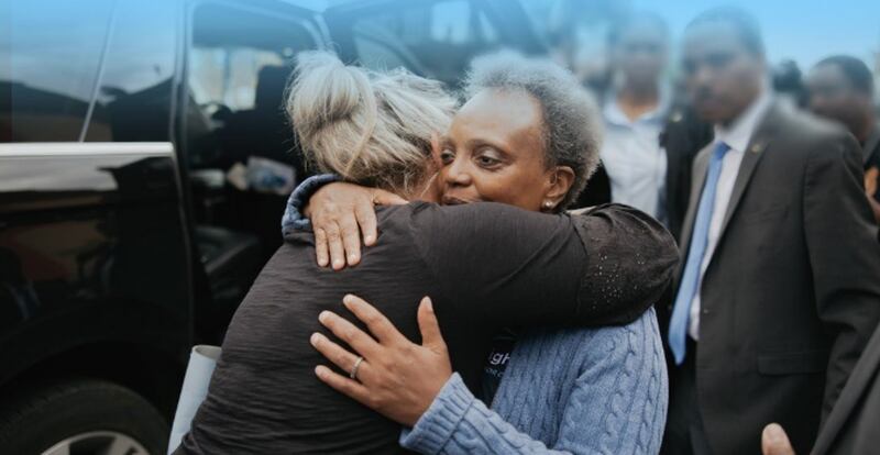 Lightfoot, la primera mujer negra y la primera persona abiertamente gay en dirigir la ciudad, ganó su primer mandato en 2019 después de prometer poner fin a décadas de corrupción y tratos clandestinos en el Ayuntamiento.