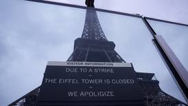 Torre Eiffel cerrada por tercer día consecutivo por huelga de trabajadores