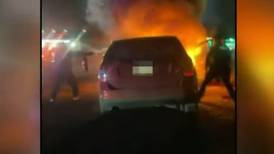 Viral: salva a sujeto sacándolo de auto en llamas