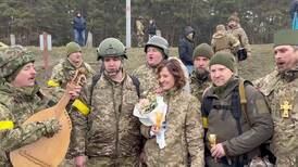 ¡En medio de la guerra! Soldados ucranianos se casan en la frontera de Kiev