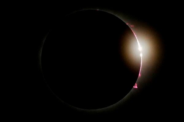 “Mágico”, así avistaron eclipse solar desde un avión