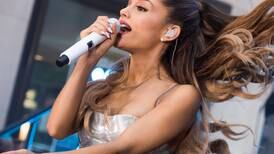 Ariana Grande lanza una canción navideña con temática de Covid-19