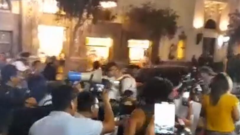 Periodistas acosados en la plaza San Martín