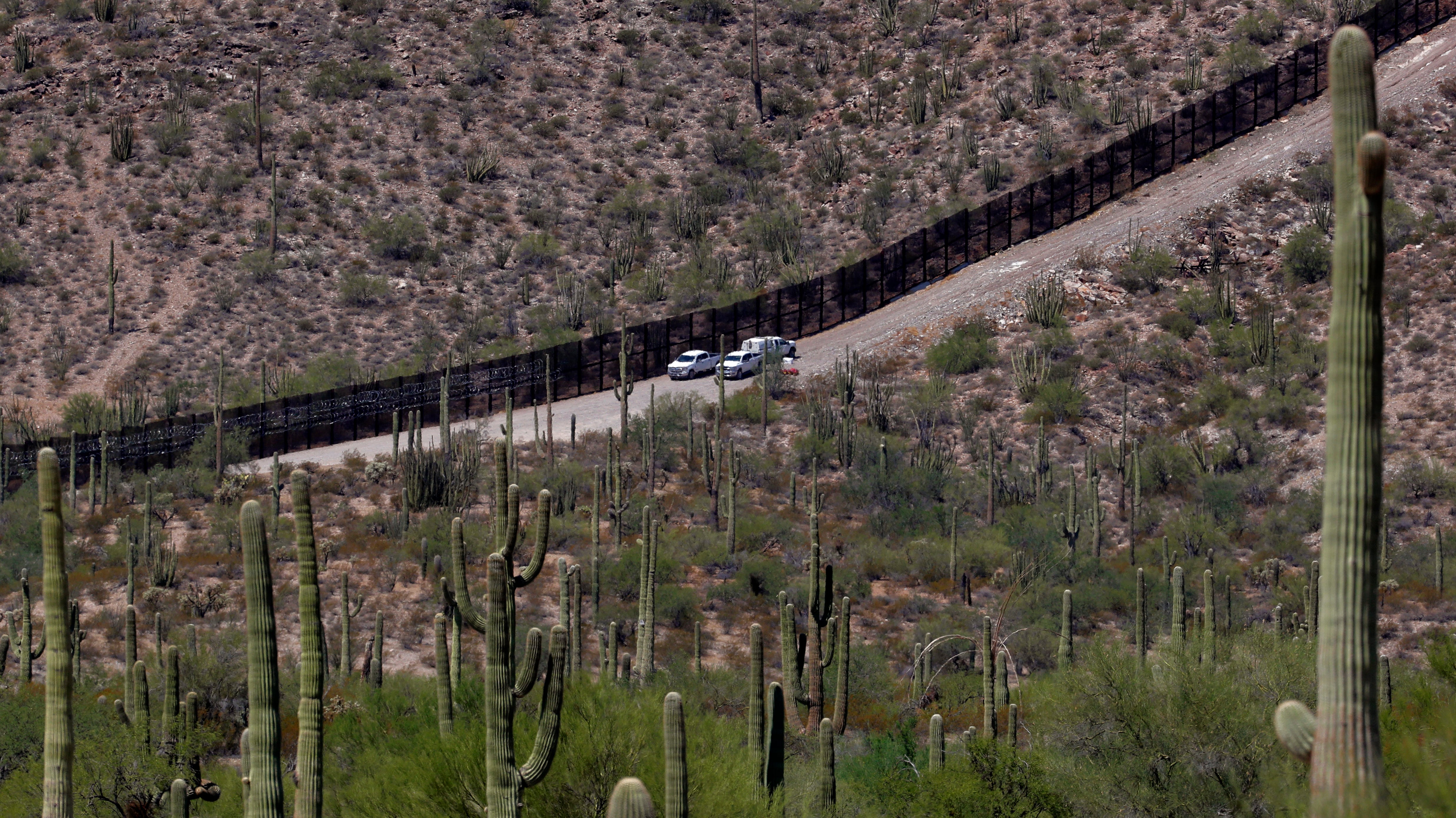Agentes aduanales y de la Patrulla Fronteriza vigilan una sección de la frontera con México.