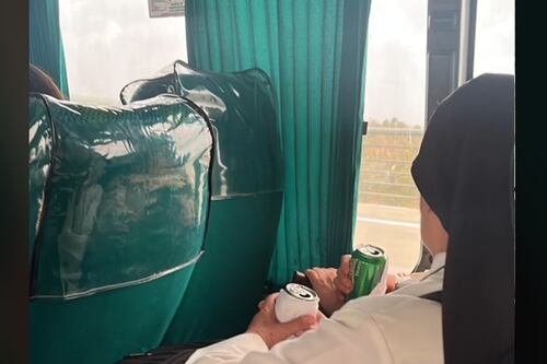 Monjas fueron captadas bebiendo cerveza en un bus y las redes estallan: “Es agua bendita”