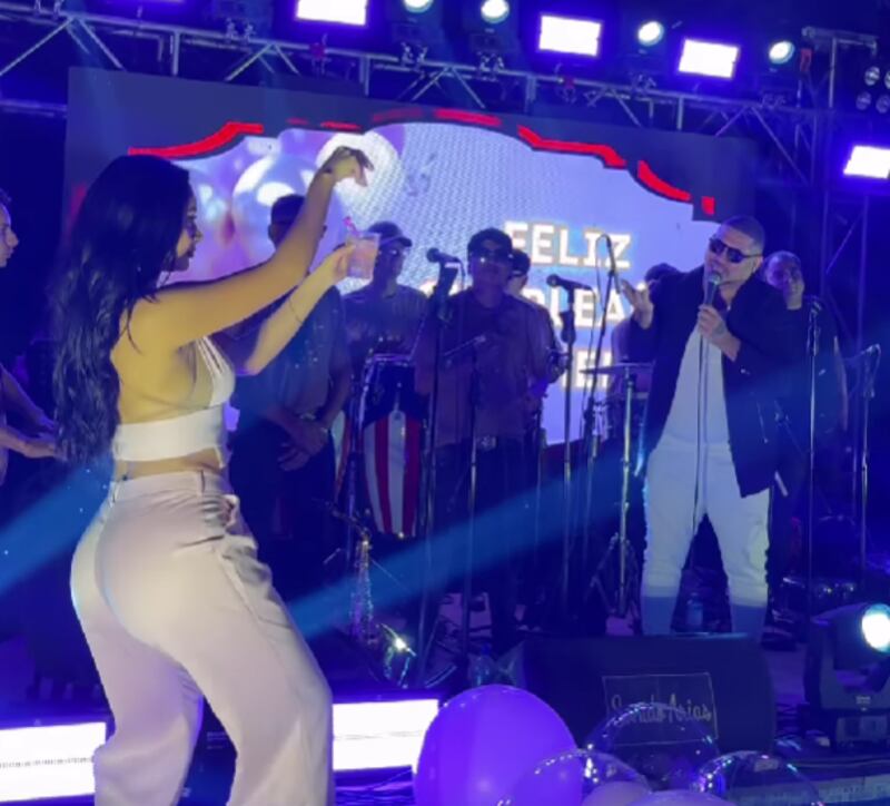 Pamela Franco bailando en su cumpleaños 36