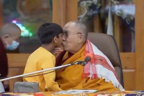 Dalai Lama se disculpa tras pedir a niño que lo besara en la boca