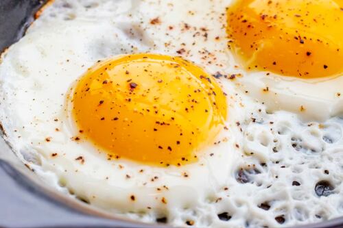 Viral: El truco infalible para que no se peguen los huevos en sartenes