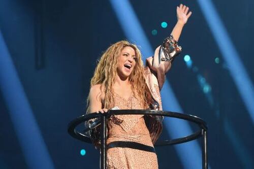 Shakira incursiona en los corridos de la mano de Fuerza Regida