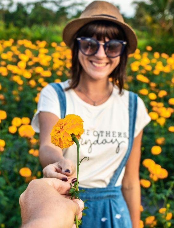 La tradición de recibir y regalar flores amarillas el 21 de marzo es muy popular en redes sociales