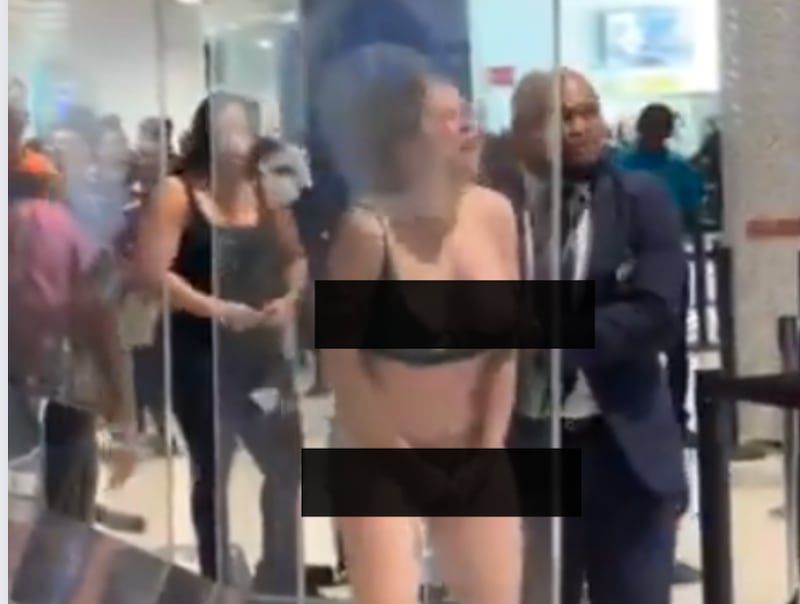 Mujer se desnudó en aeropuerto