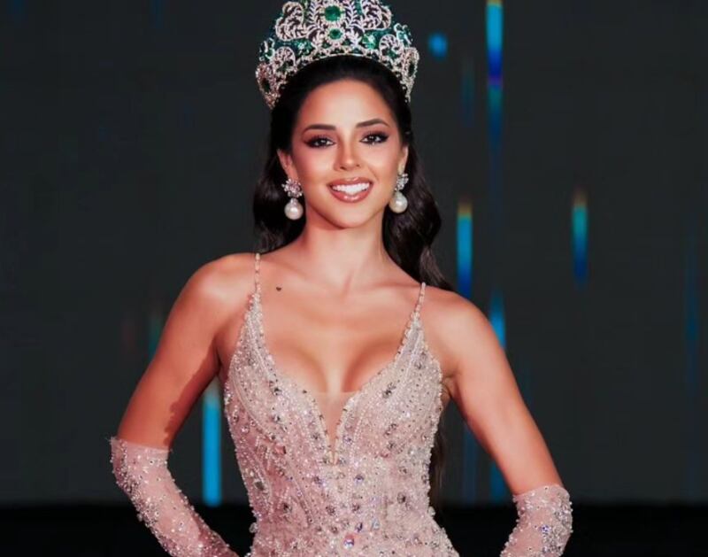 Luciana Fuster se prepara para entregar la corona de Miss Grand Internacional.