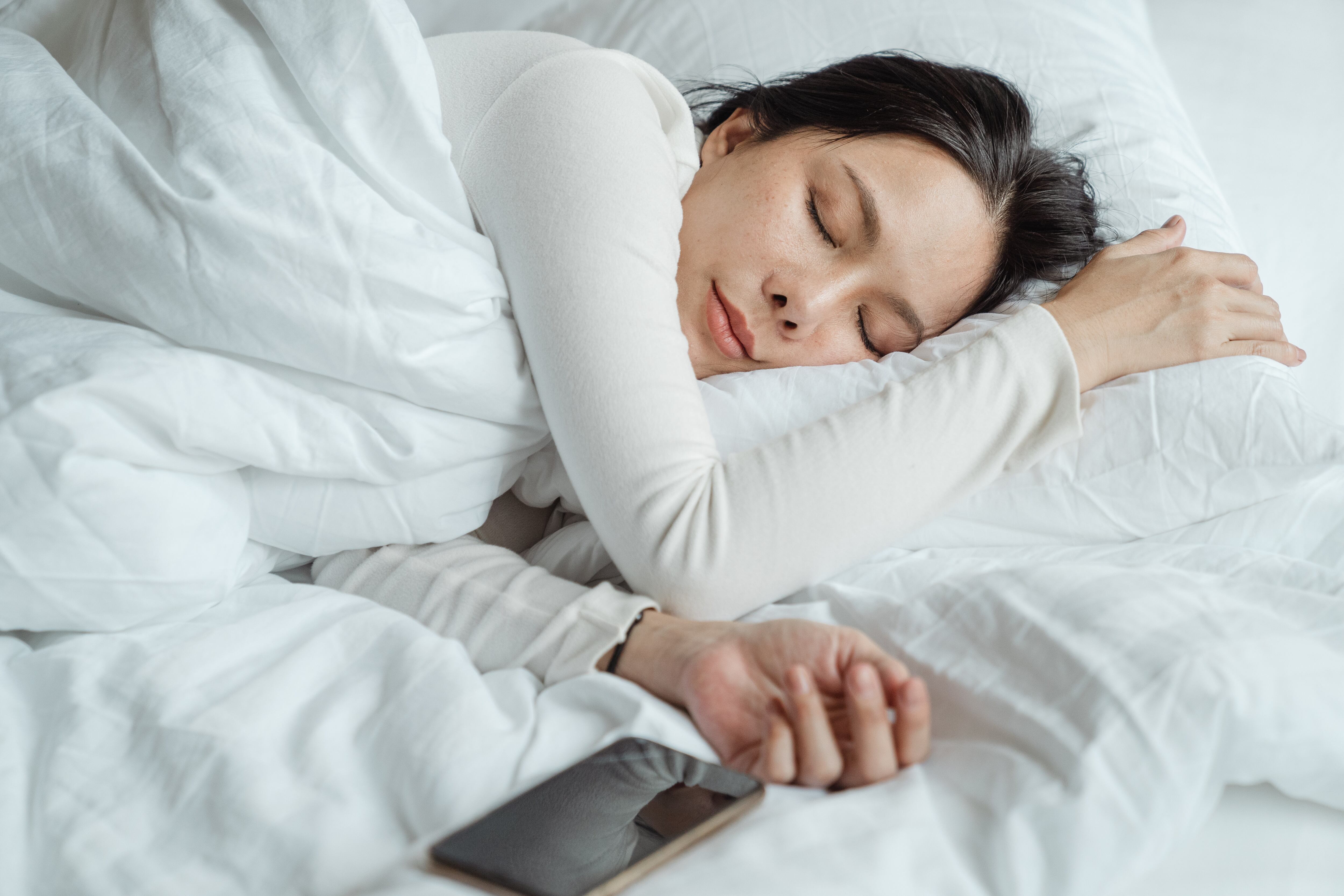 Essa é a melhor posição para você dormir quando estiver com dor de cabeça