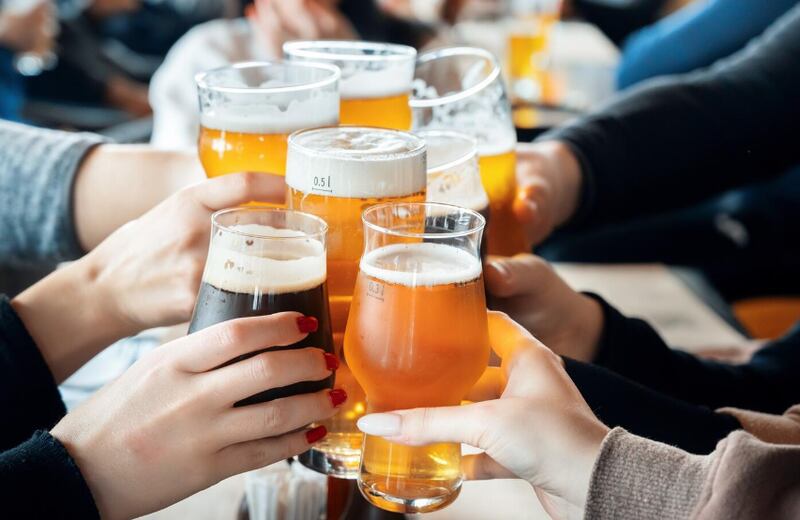 Un grupo de personas tintineando vasos con cerveza