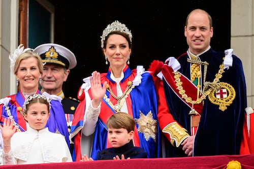 El escalofriante vestido que usó Kate Middleton tras nacimiento de Louis sacado de película de terror