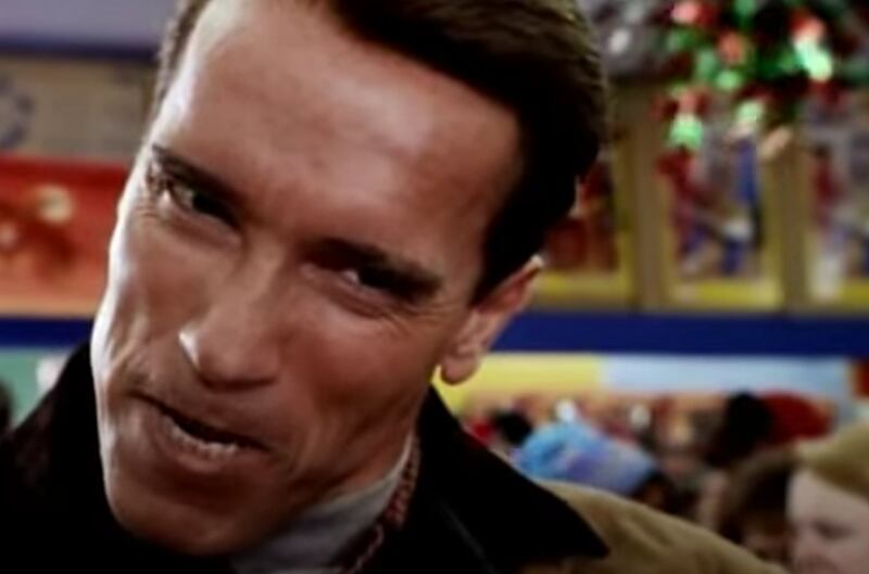 Arnold Schwarzenegger protagoniza "Un papá en apuros", peli ícono de la Navidad.