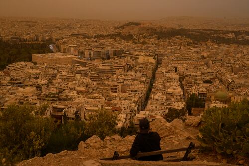 Fotos: Atenas naranja por el polvo del Sahara