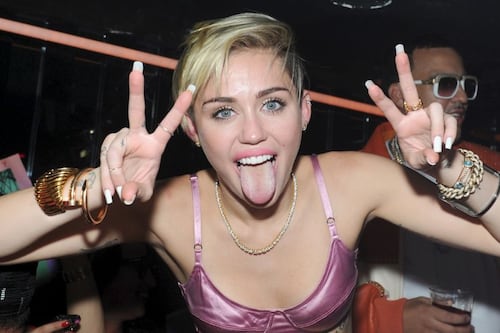 Miley Cyrus ayudó a una pareja a comprometerse en el escenario de Lollapalooza