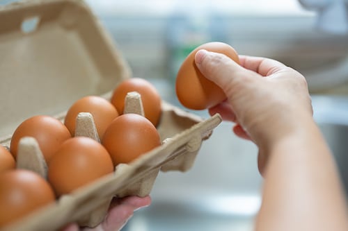 ¿Lavas los huevos antes de cocinarlos? No lo hagas porque es peligroso