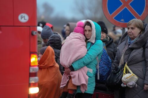 Salen de Ucrania dos millones de niños en riesgo