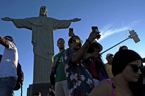 En Río de Janeiro, una danza de selfies a los pies del Cristo Redentor | FOTOS