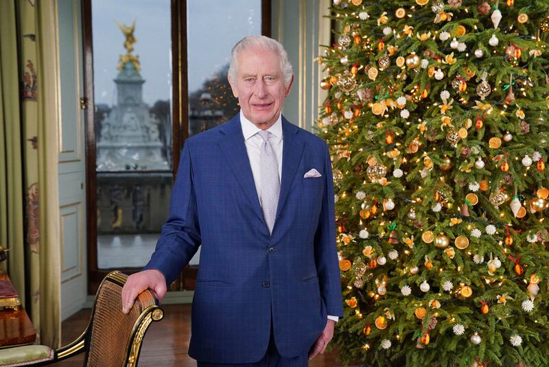 El rey Carlos III de Inglaterra posa para una foto durante la grabación de su mensaje navideño en Londres, el sábado 7 de diciembre de 2023. (Jonathan Brady/Pool Foto via AP)