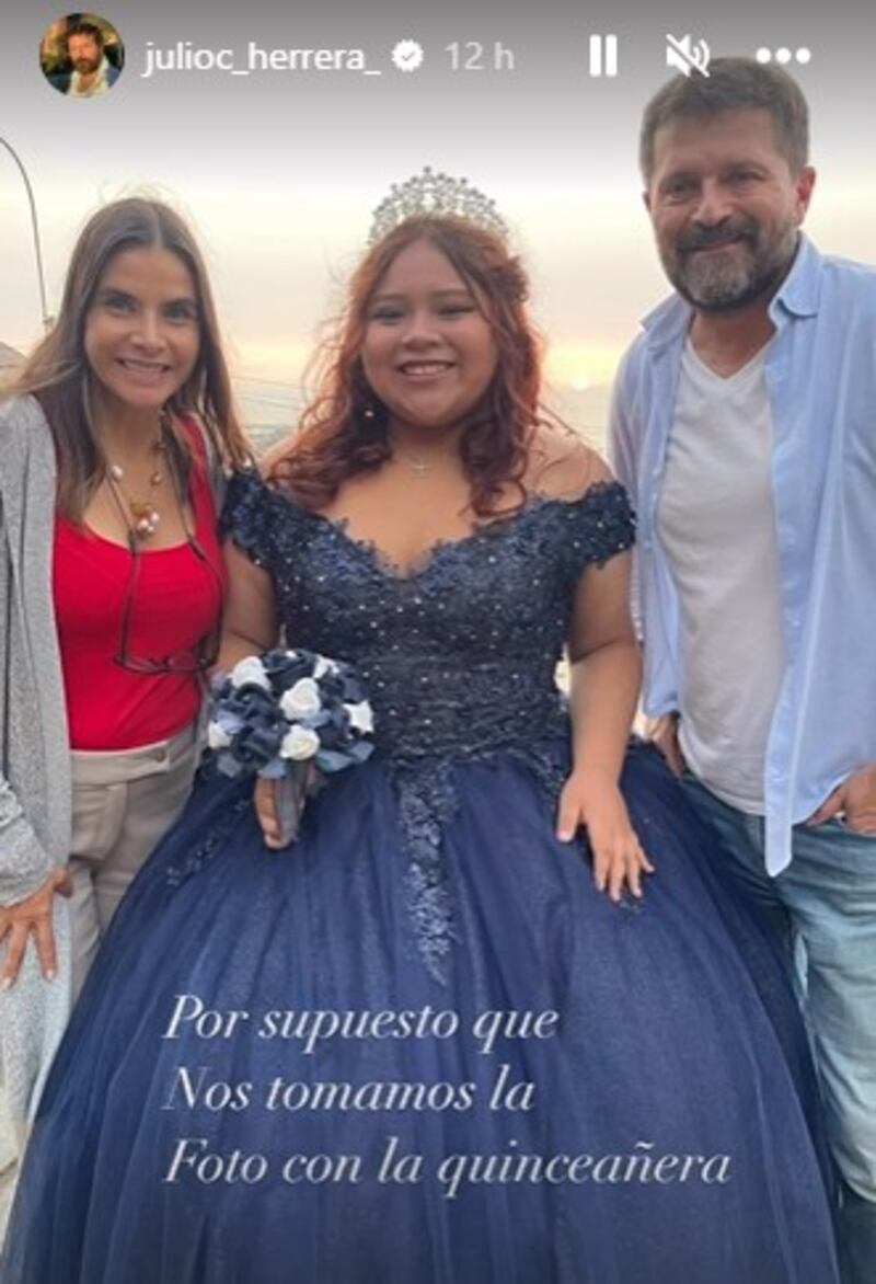 Natalia Ramírez y Julio Herrera con una quinceañera en el malecón de la Reserva, en Lima.