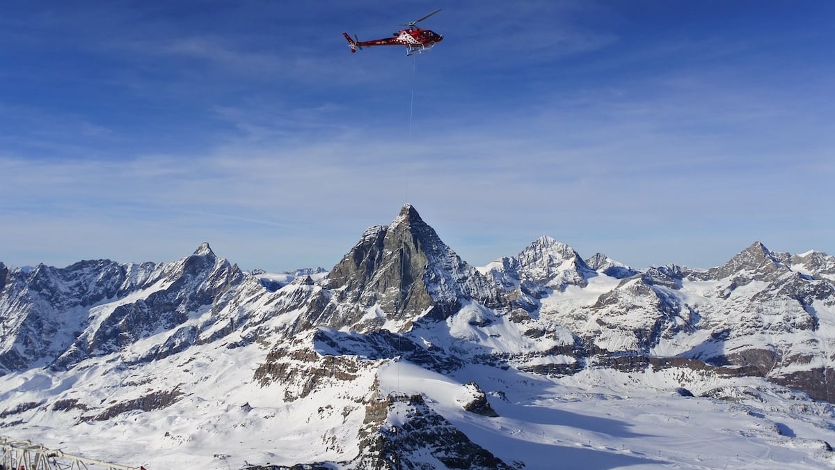 Glaciares de los Alpes Suizos se derriten por el cambio climático que provoca olas de calor.