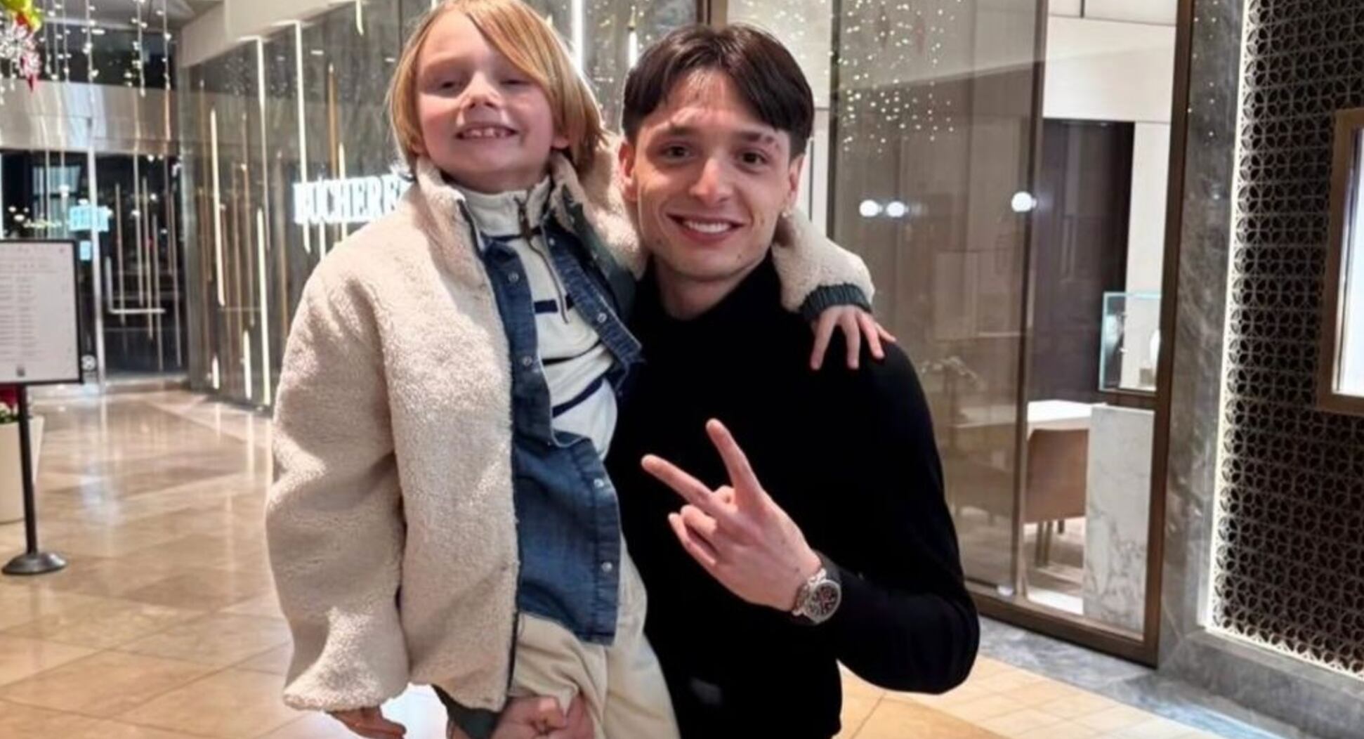 Peso Pluma e hijo de Julián Gil