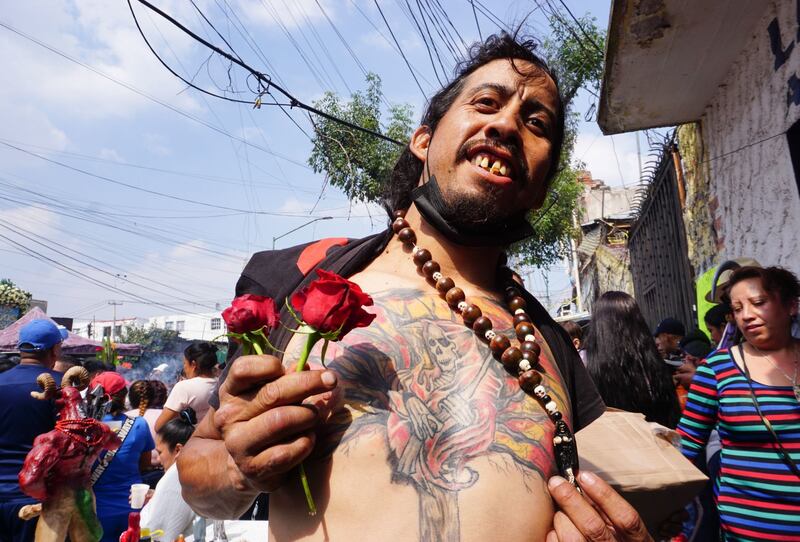 Cientos de personas se congregaron para celebrar a la Santa Muerte en su altar de Alfareria Tepito.