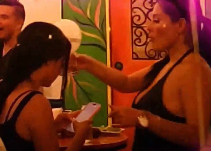 Pamela Franco pasada de tragos en plena juerga con sus amigas.