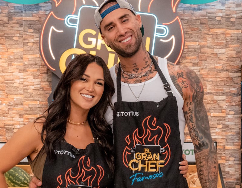 Angie Arizaga y Jota Benz sorprendieron con su llegada a El Gran Chef Famosos.