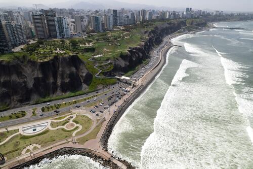Penetrante olor a pescado se apodera de las calles de Lima: Se descarta que el mar esté enfermo
