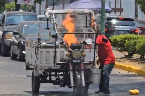 VIDEO. ¡Asombroso! Sujeto apaga el incendio de una motocicleta con una gaseosa