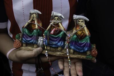 Cientos de personas se congregaron para celebrar a la Santa Muerte en su altar de Alfareria Tepito.