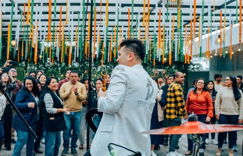 Deyvis Orosco celebró el estreno "Tu nombre y el mío".