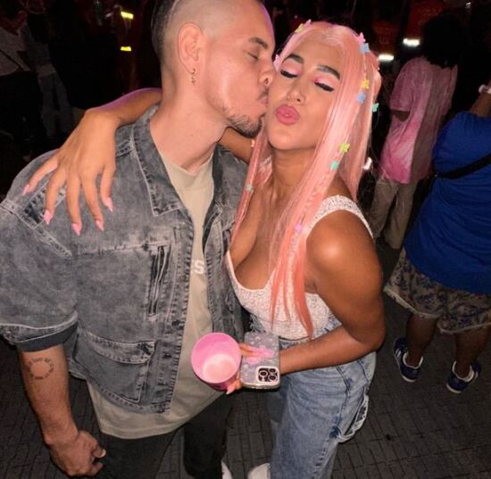 Melissa Paredes y Anthony Aranda en el concierto de Karol G.