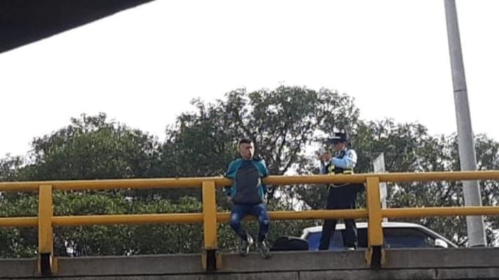 Agente de tránsito evitó suicidio en Medellín