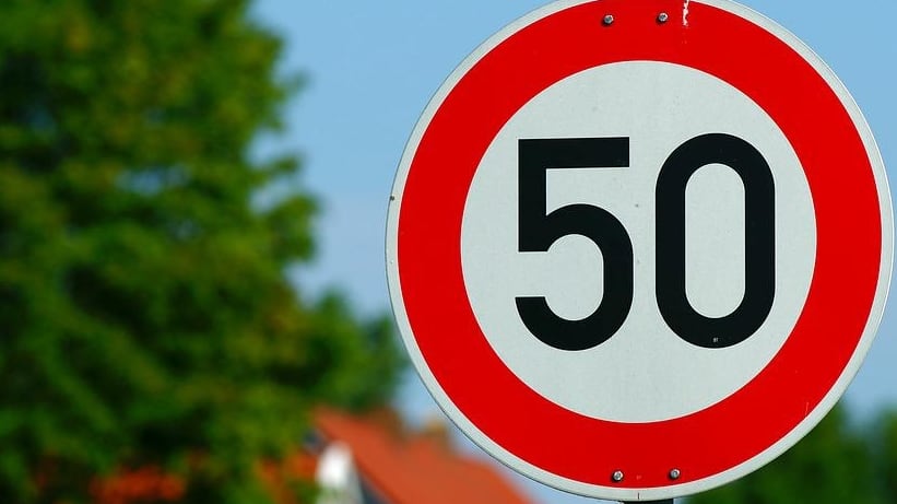 Una señal de tránsito de 50 km/h