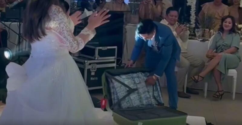 Novio sorprendió en plena boda con una alfombra de pesos filipinos equivalentes a miles de dólares.