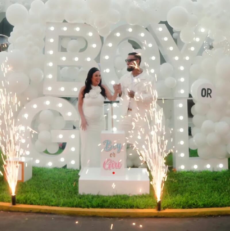 Angie Arizaga y Jota Benz revelan sexo de su bebé.