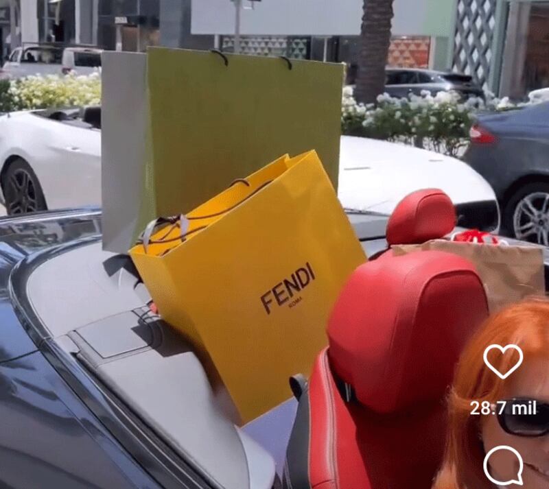 Bolsas de compras de lujo en el convertible de Magaly Medina en Estados Unidos.