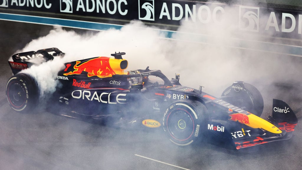 Max Verstappen termina la temporada histórica con otro triunfo